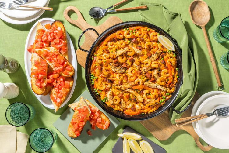 Zelfgemaakte paella met garnalen, kip en chorizo