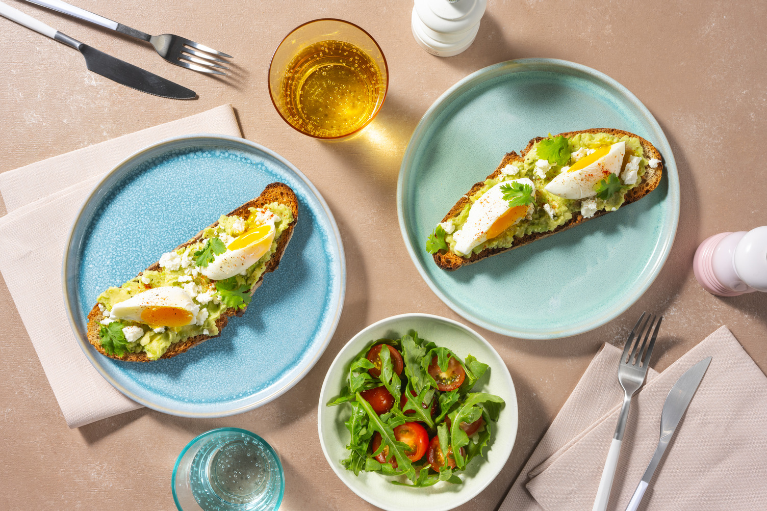 Brunch : Avocado toasts, fromage à la grecque & tomates cerises