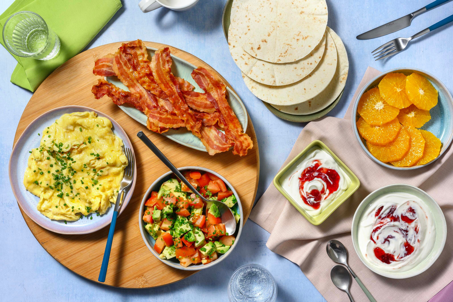 Brunch : Salade d'avocat, bacon & œufs brouillés