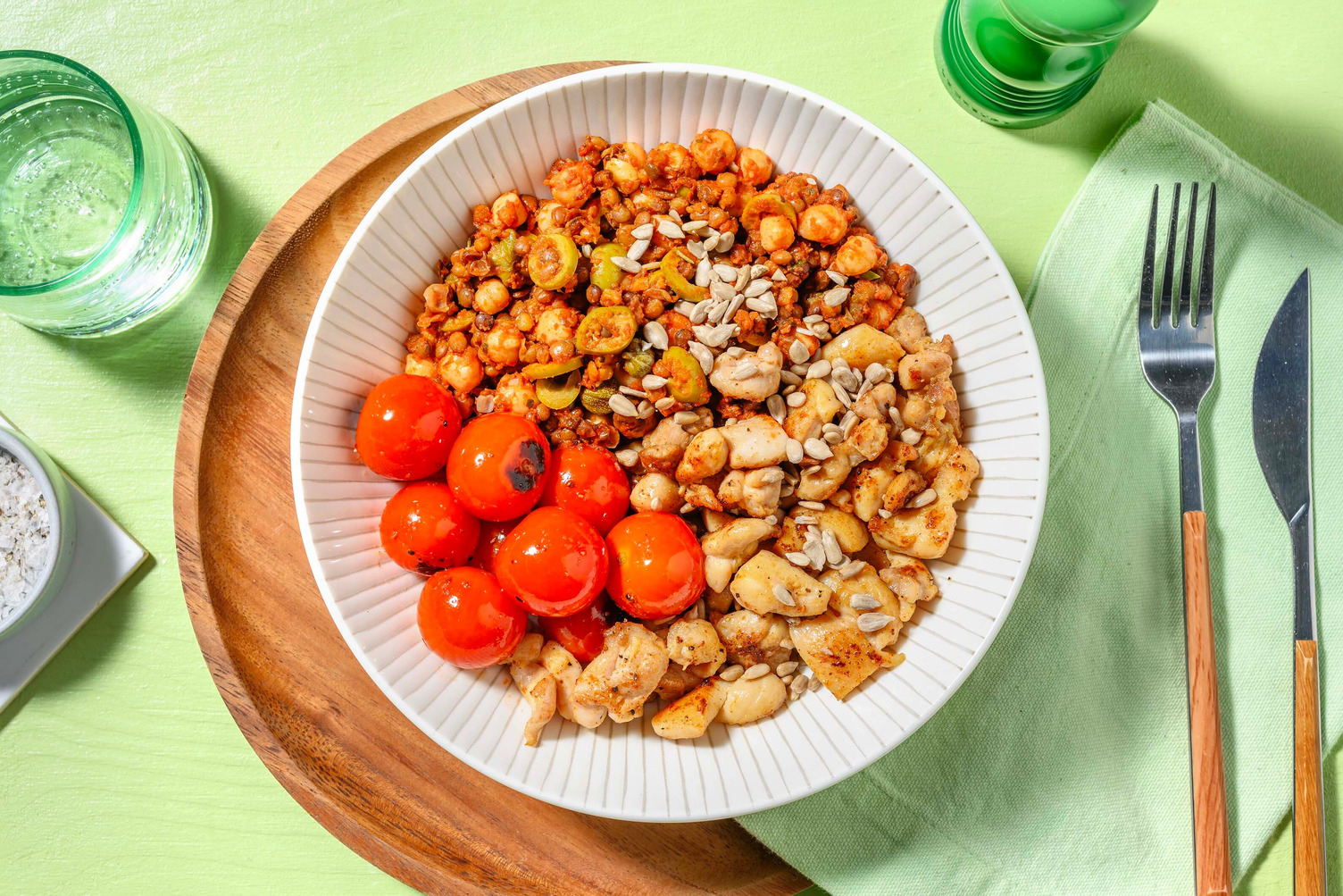 Mediterrane kip met stoof van peulvruchten