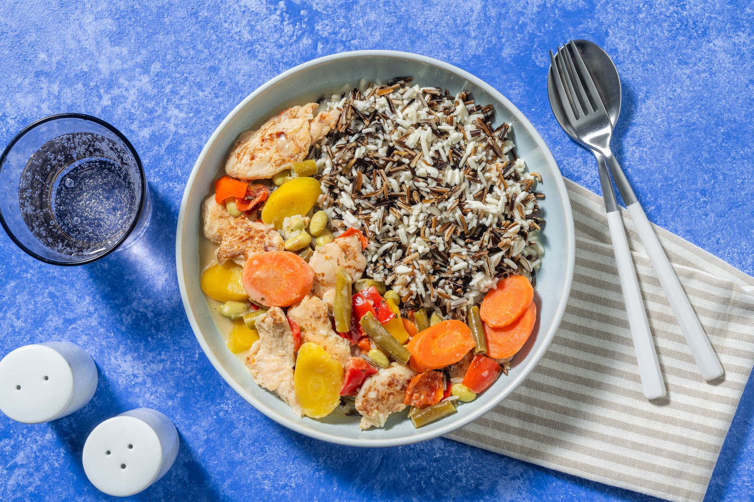 Grünes Thai Curry mit Hühnchen und Wildreis