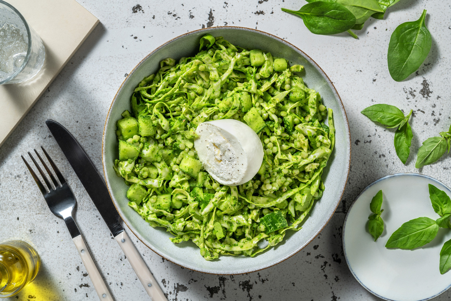 Green goddess salade met parelcouscous en burrata
