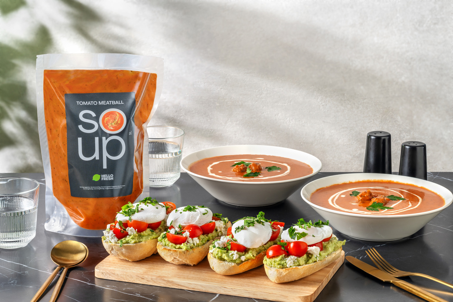 Tomatensoep met gehaktballetjes en avocado toast met gepocheerd ei
