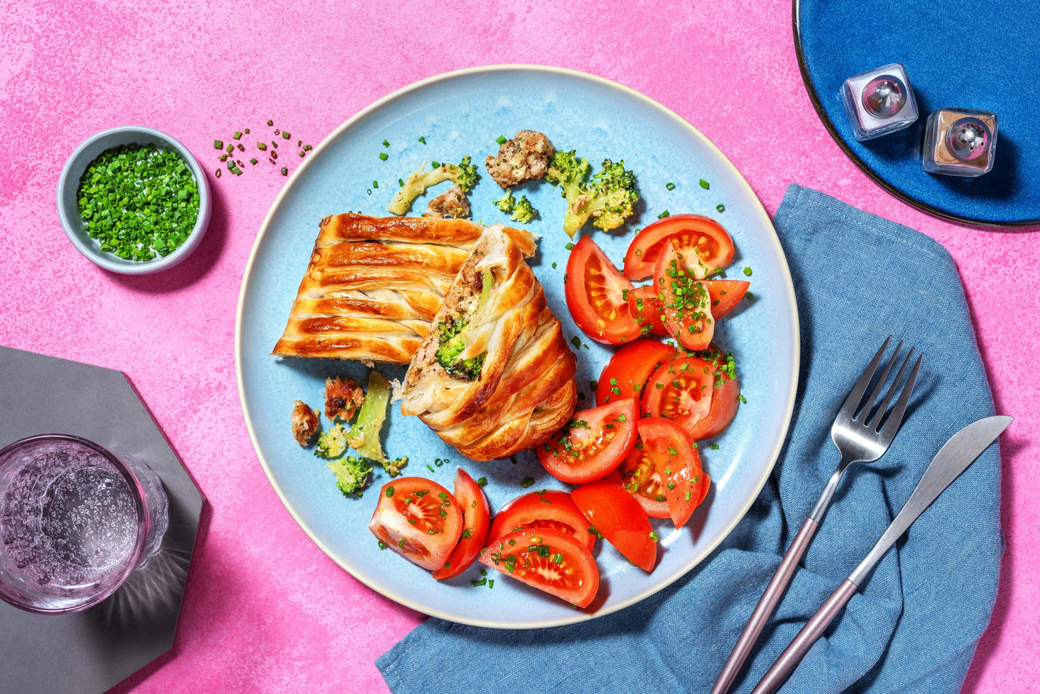 Gevuld bladerdeeg met kipgehakt en broccoli