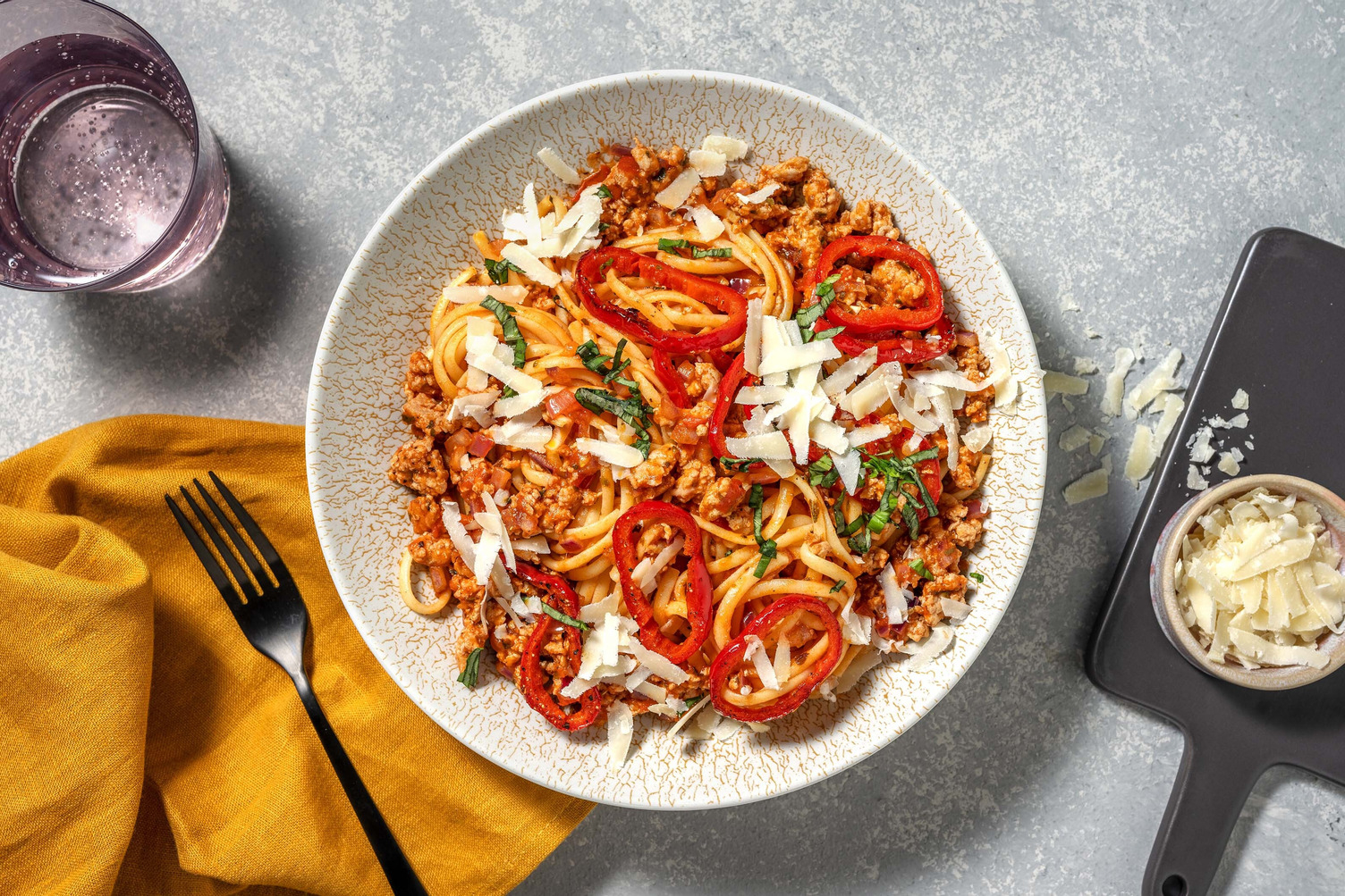 Linguine met boerenworst in rode saus