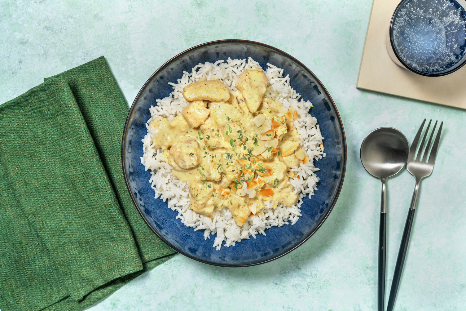 Dados de pollo en salsa de almendras