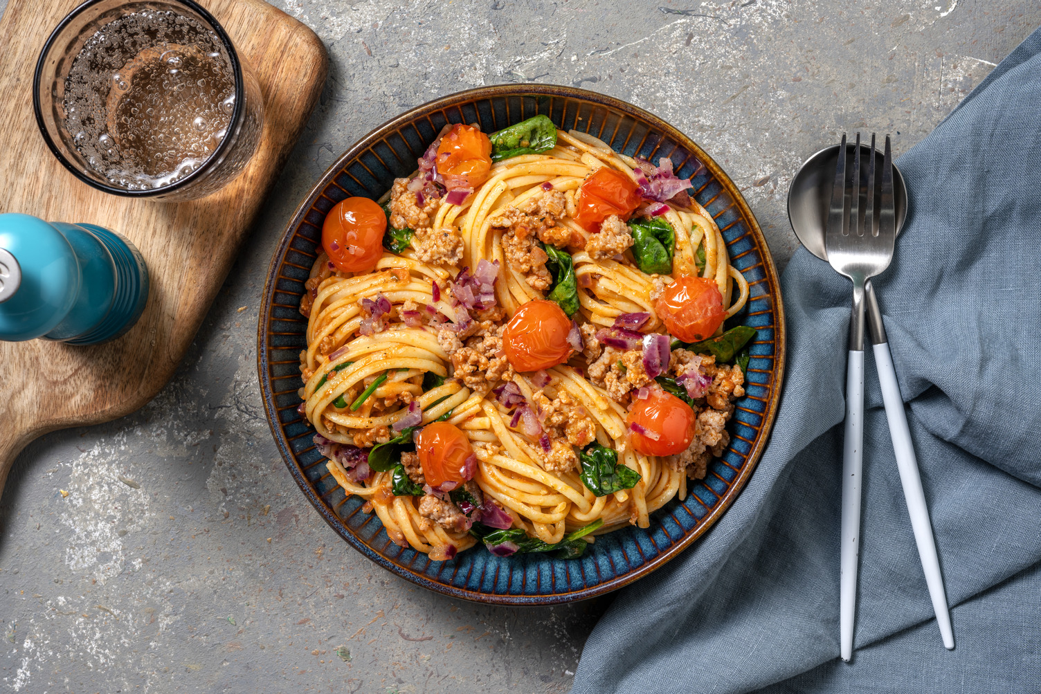 Linguine met kipgehakt in rode-pestosaus