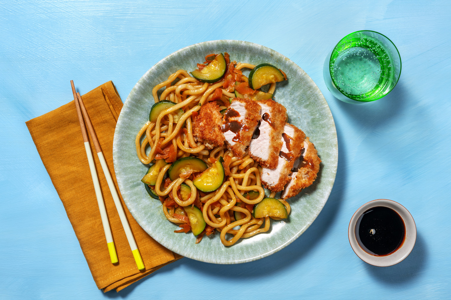 Cerdo crujiente sobre fideos udon