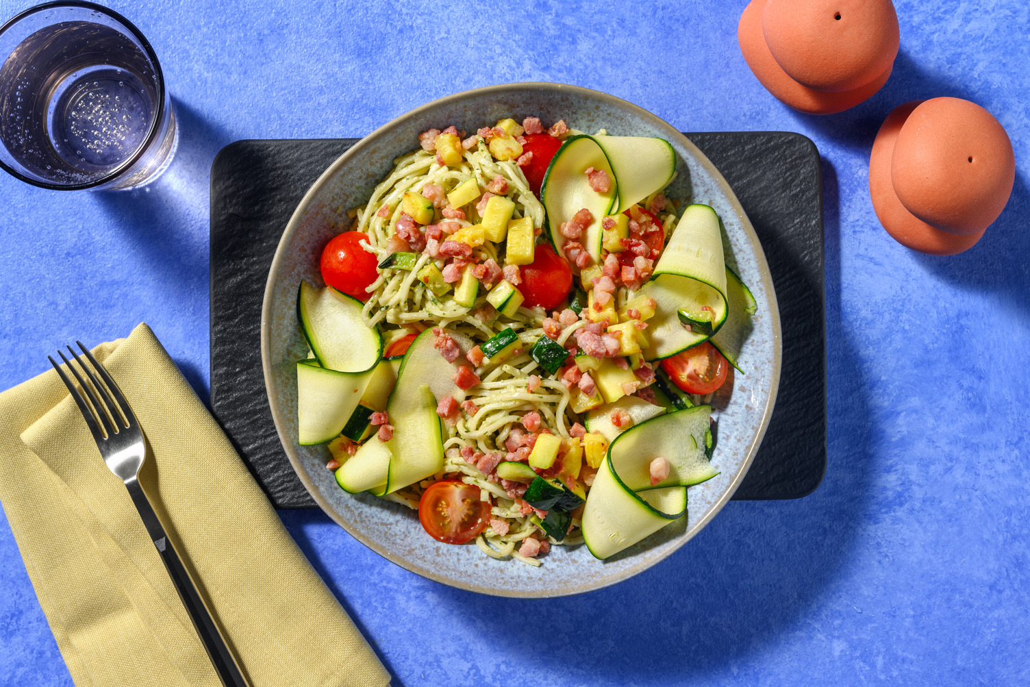 Fideos con bacon crujiente y pesto casero