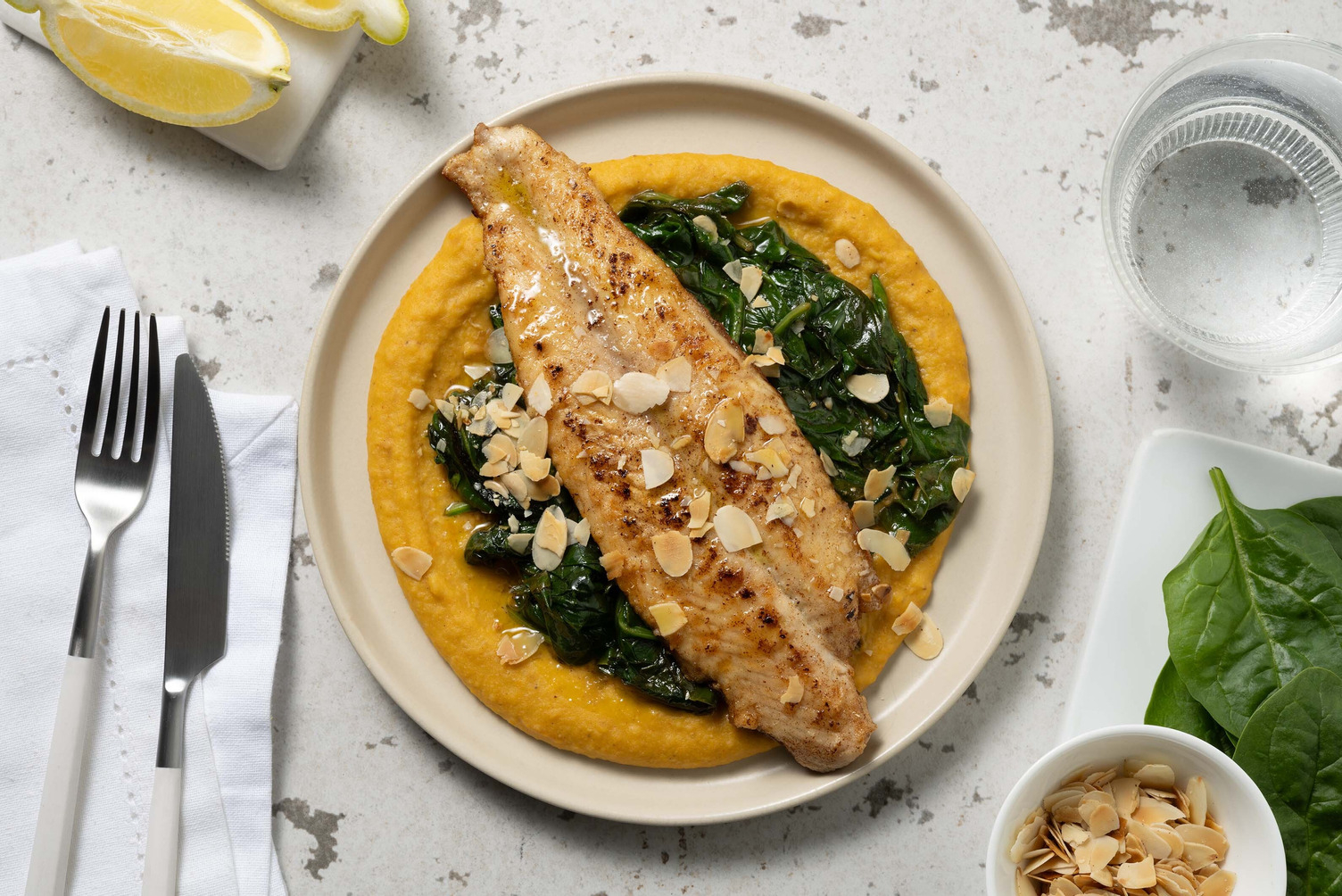 Filet de merlu à la meunière et purée de carotte-lentilles