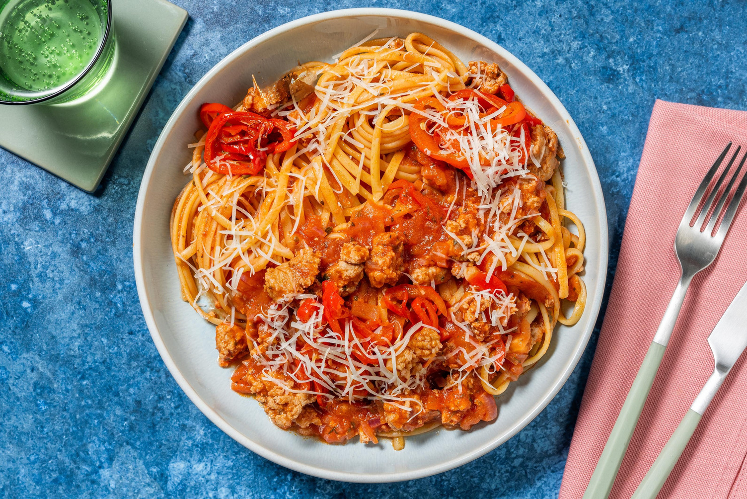 Linguine met boerenworst en harissa