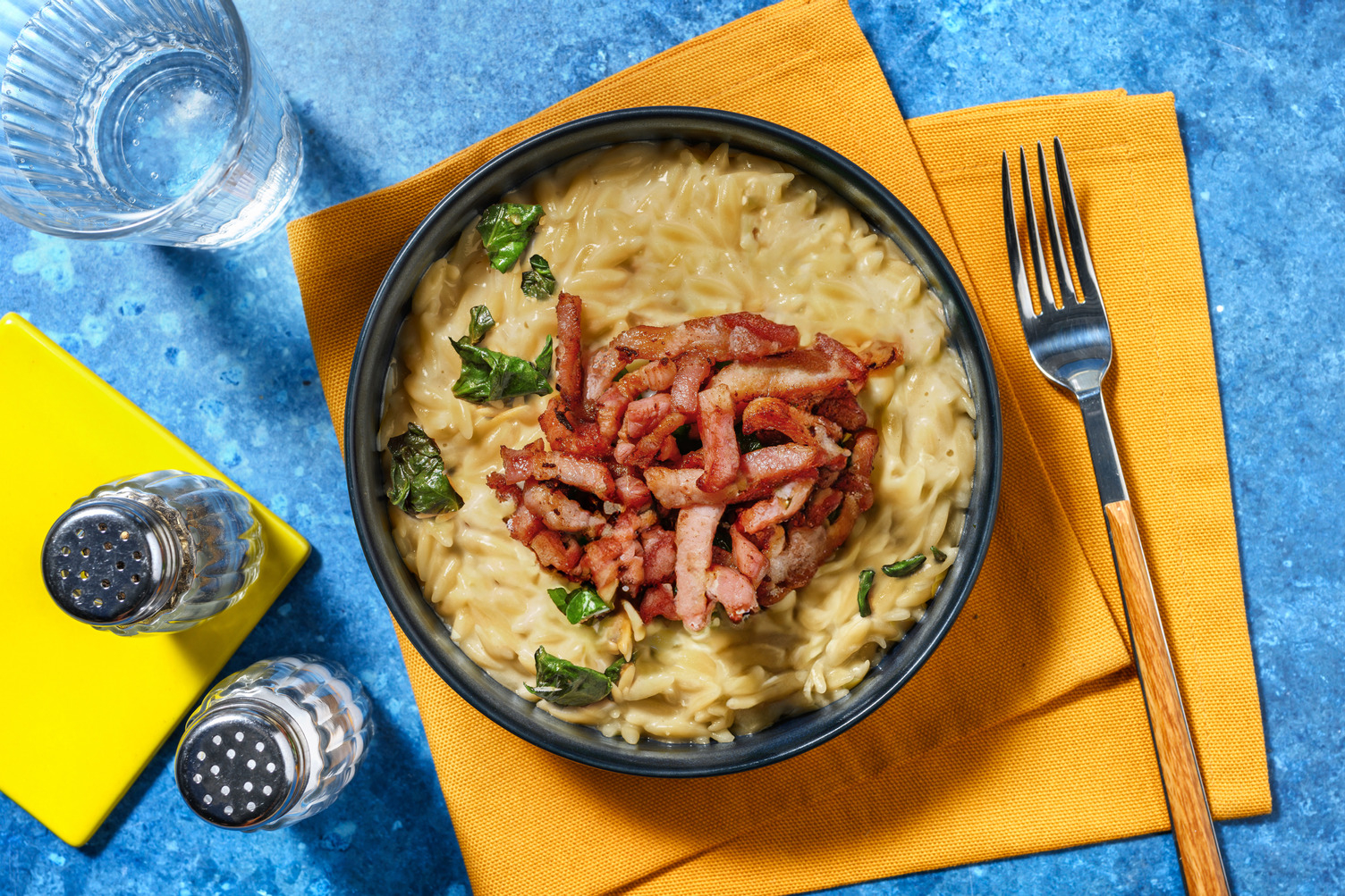 Orzo en salsa de queso con bacon crujiente