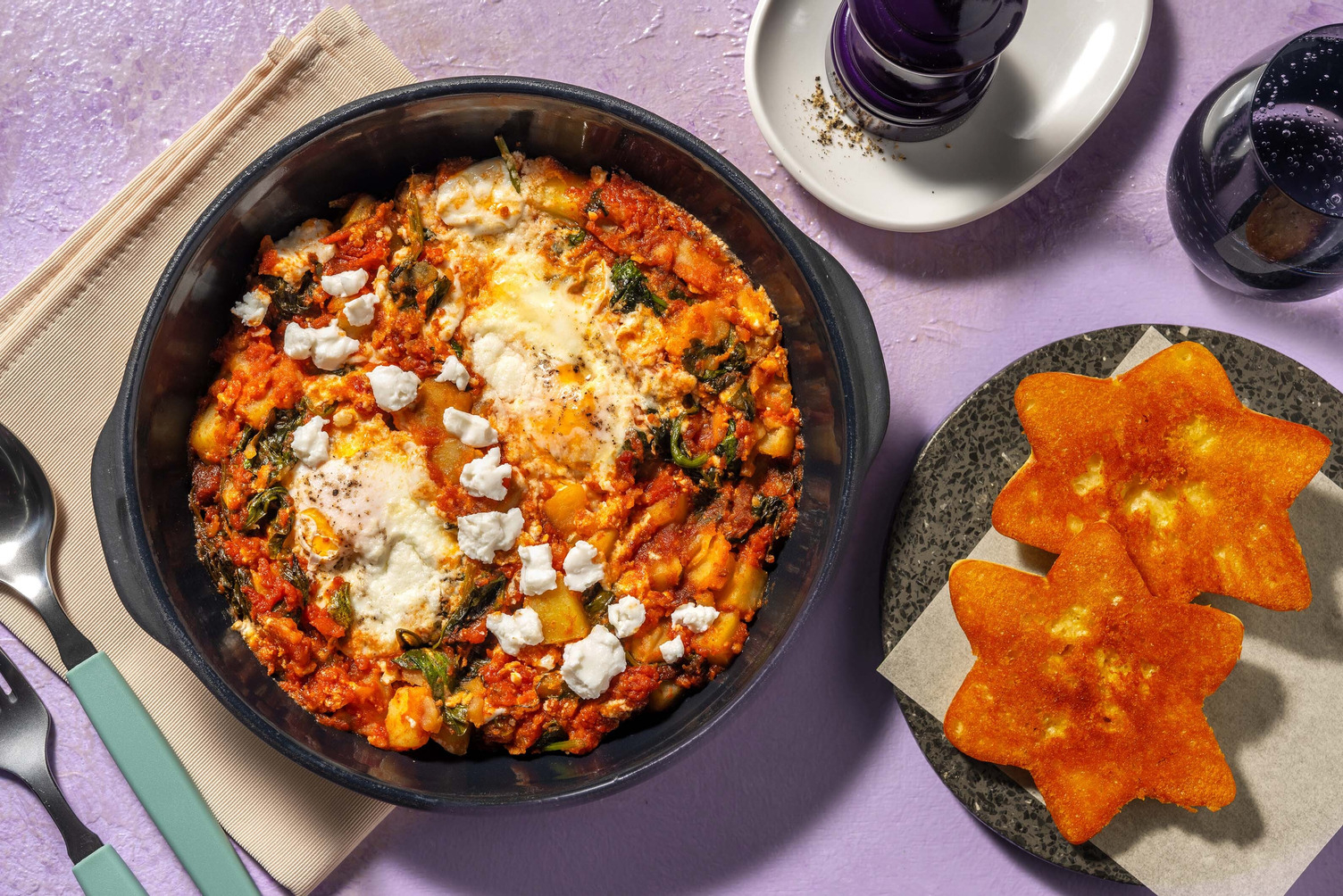 Shakshuka met patatjes en knoflookbrood