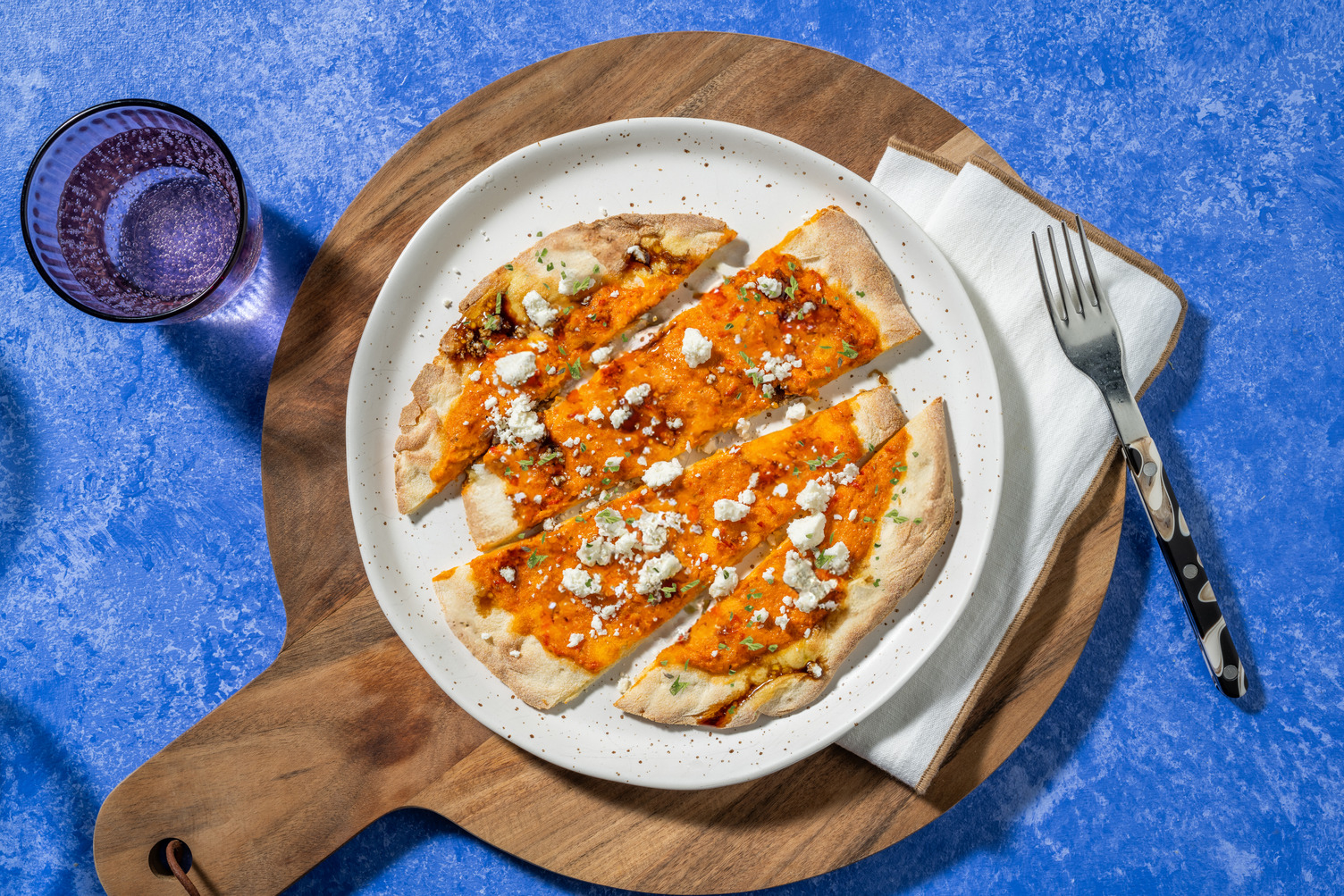 Pizza de crema de pimientos y queso griego