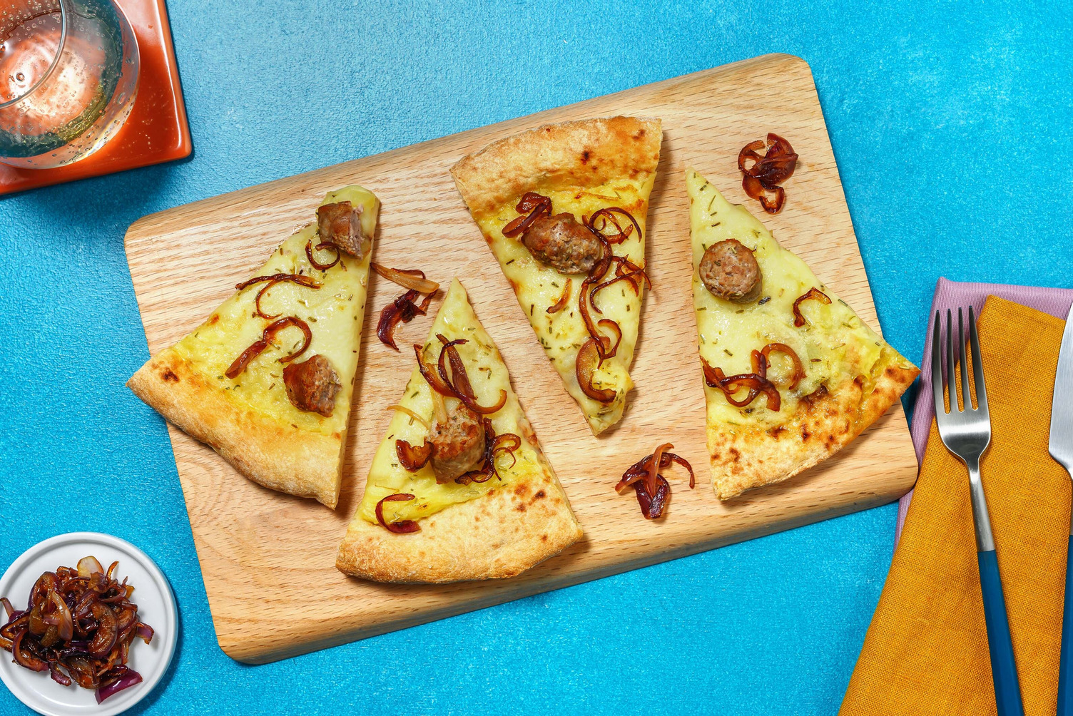 Pizza bianca salsiccia e mozzarella