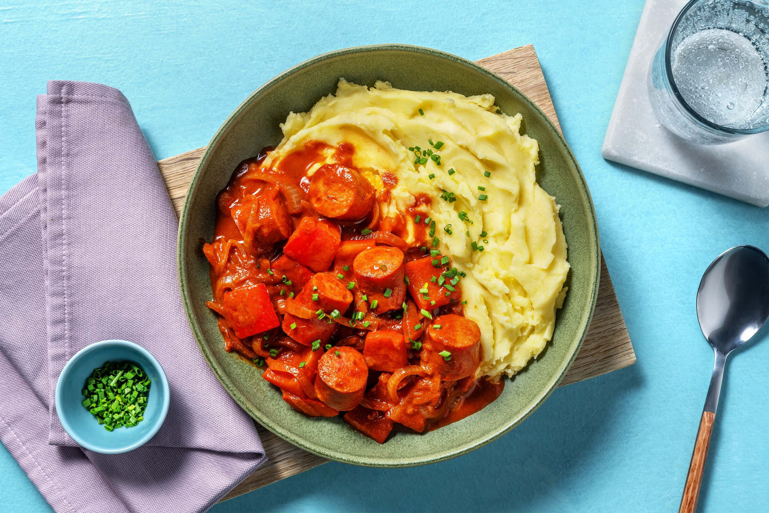 Paprika-Gulasch mit doppelt Wiener Würstchen