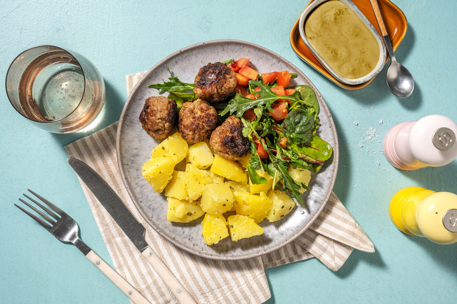 Hacktätschli mit Senf-Frühlingszwiebel-Sauce