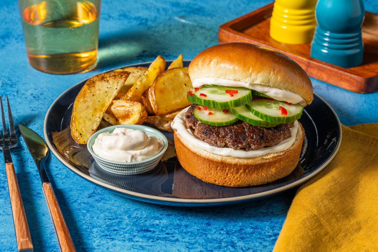 Miso Beef Burger mit Sesam-Gurken-Salat