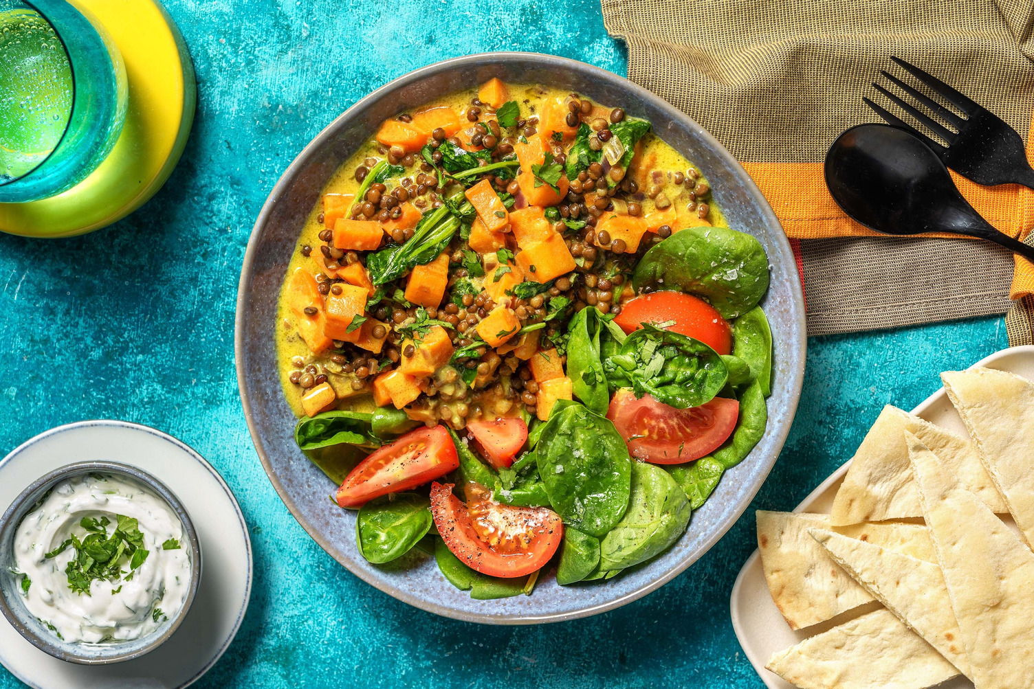 Linzenstoof met gele currykruiden en naan