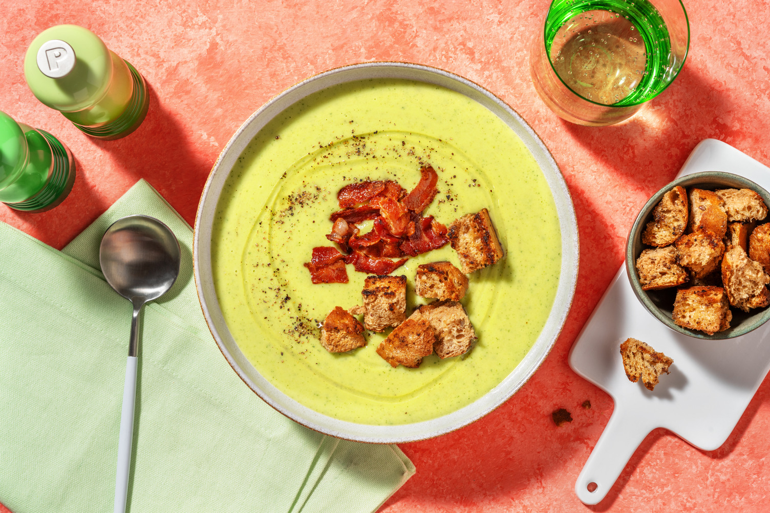 Vellutata di zucchine, ricotta e pancetta