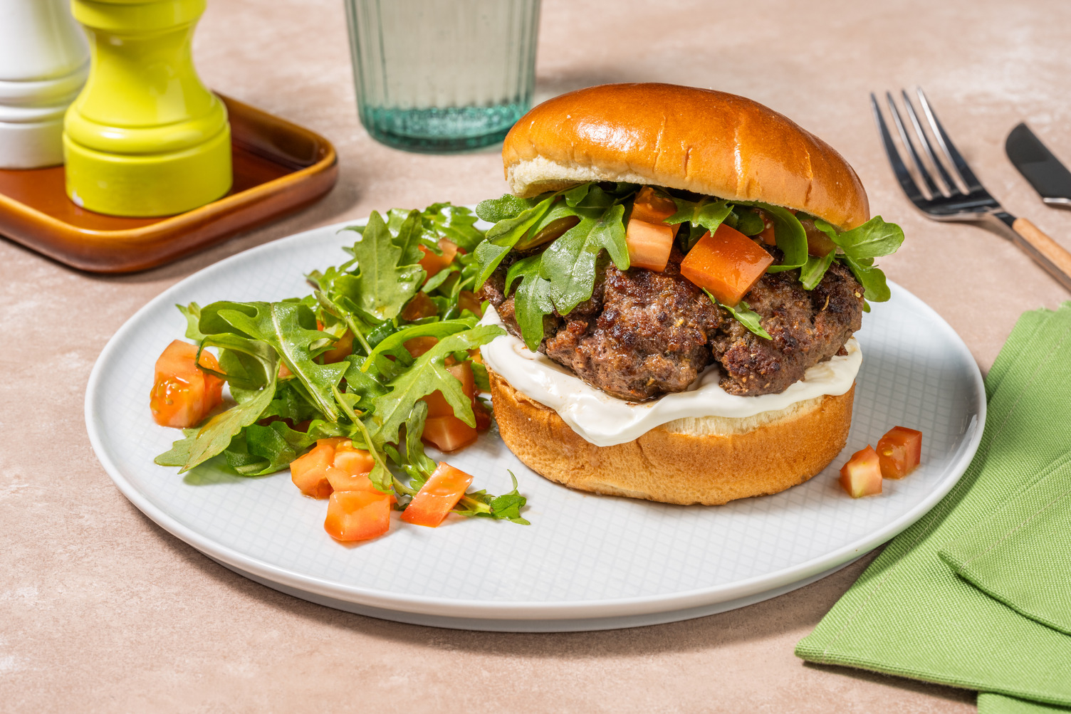 Hamburguesa casera de ternera con mayonesa