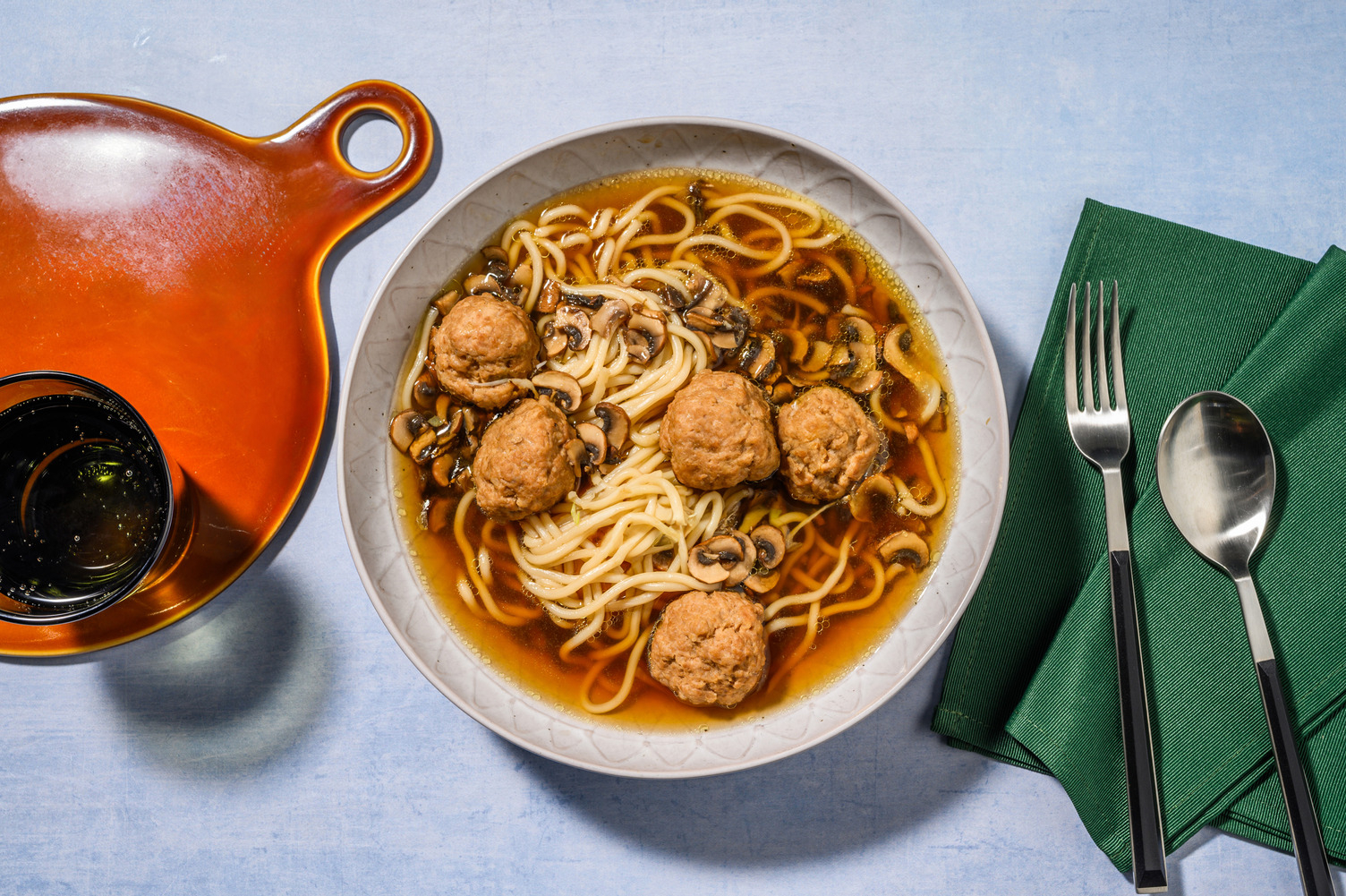 Sopa de fideos udon con albóndigas de cerdo