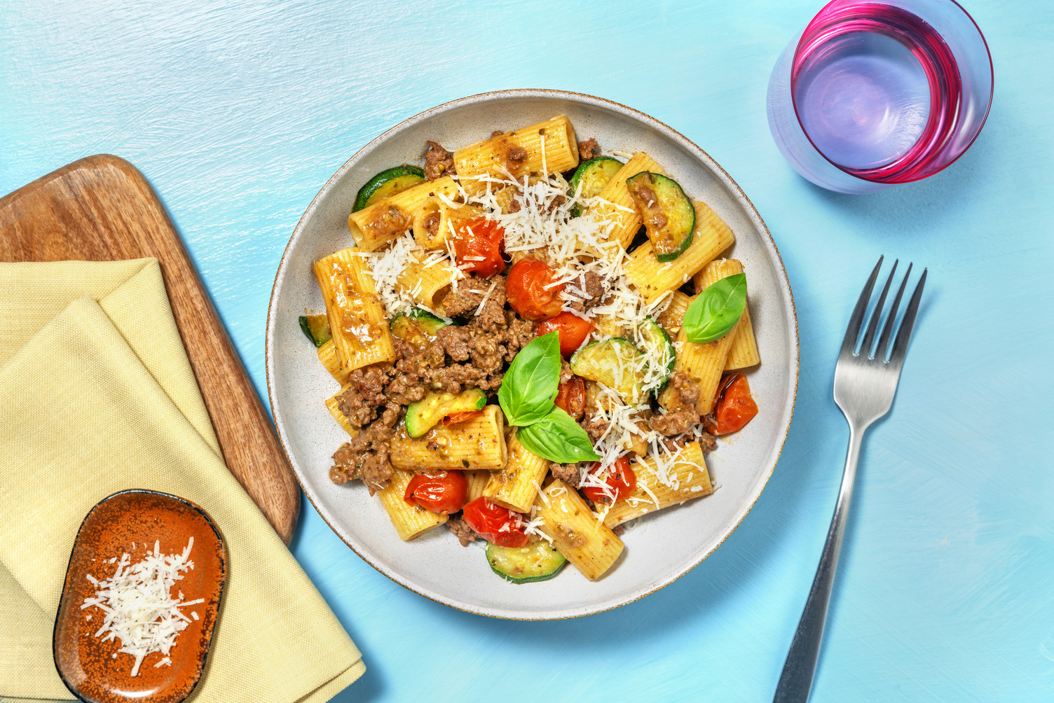 Rigatoni con boloñesa de ternera y pesto