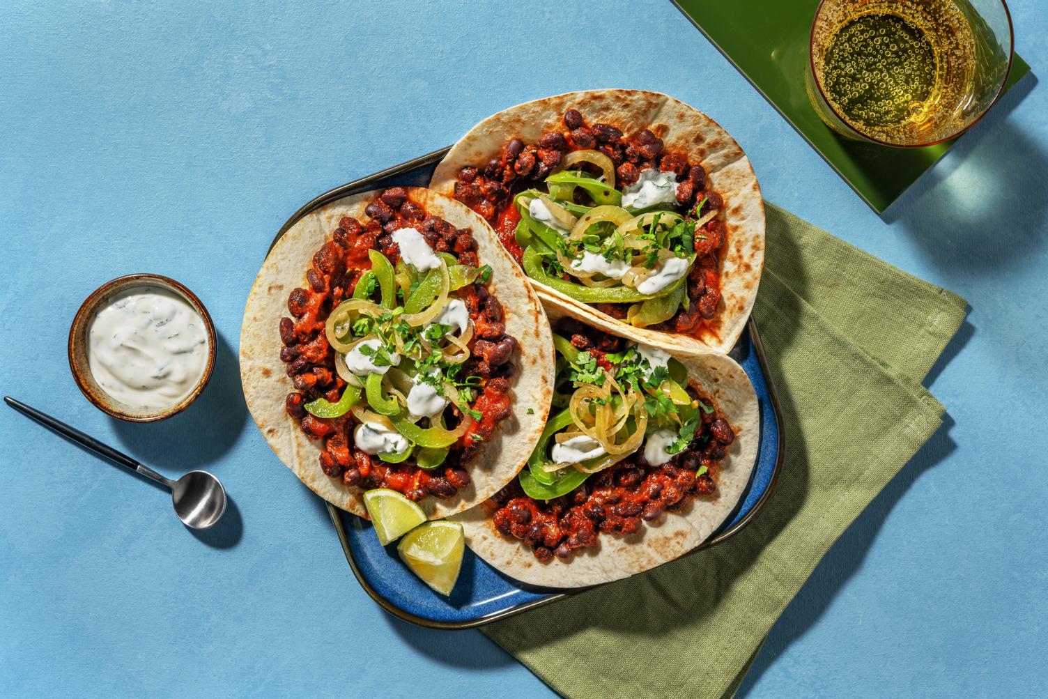 Tortillas farcite di fagioli neri e peperoni