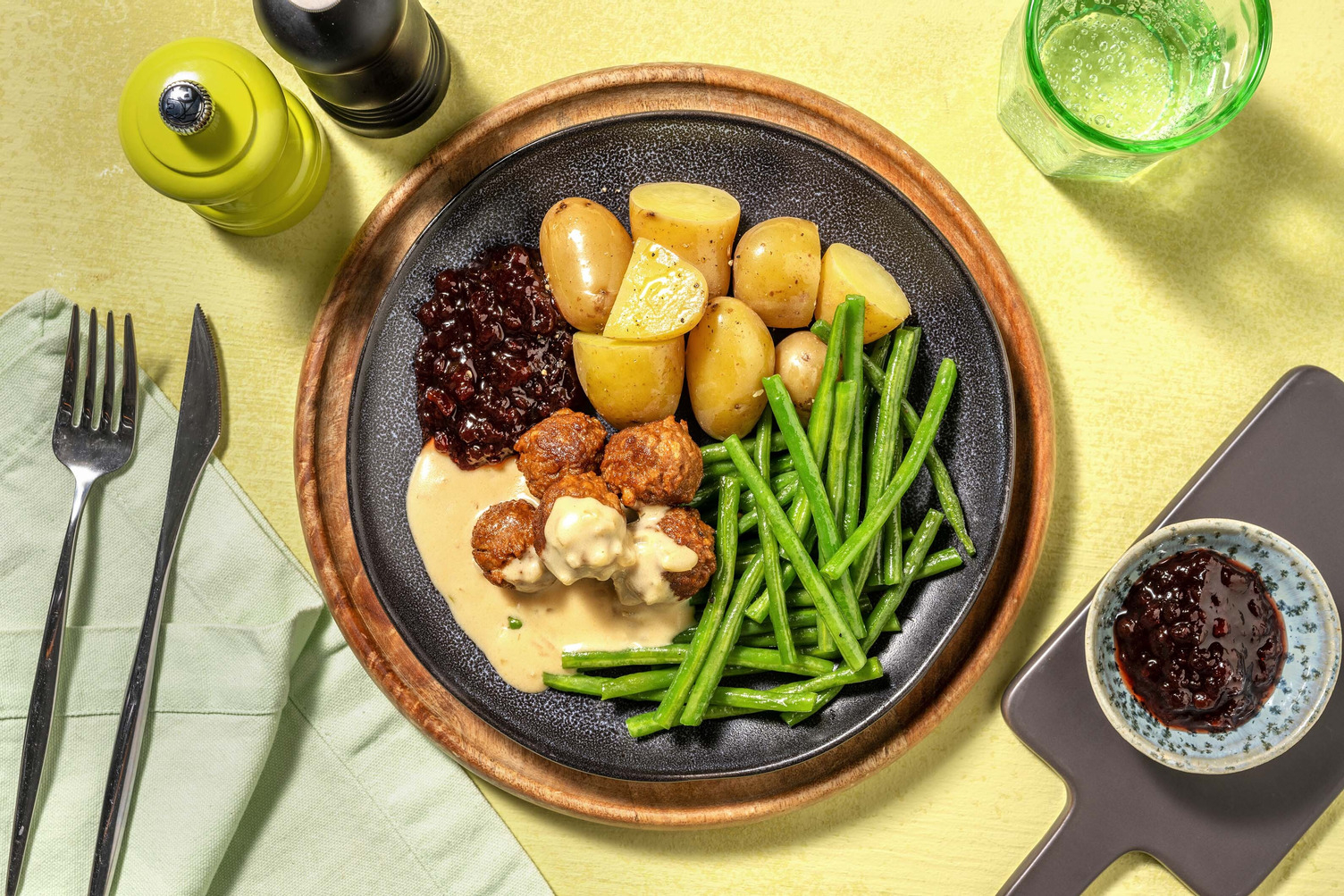 Vegetarische balletjes met romige saus en cranberrychutney