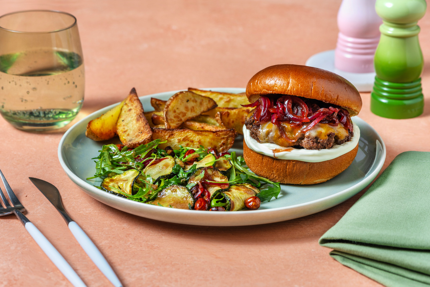 Hamburguesa con queso y cebolla caramelizada