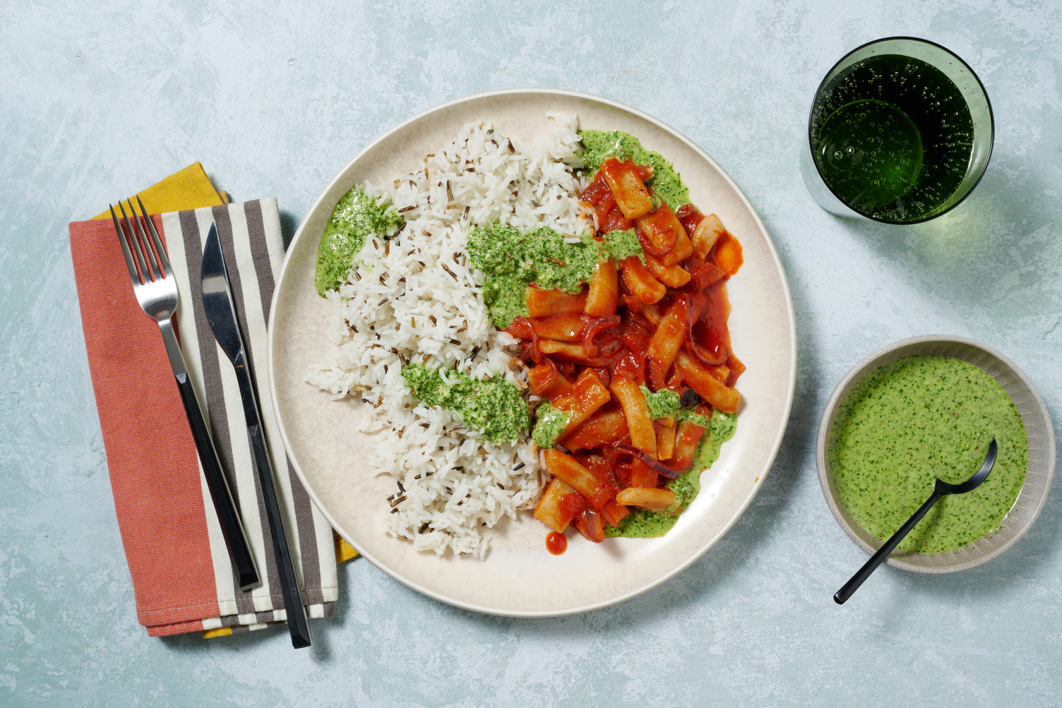 Calamar gigante encebollado con dúo de arroces