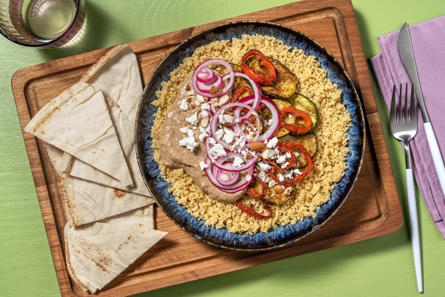 Bowl de baba ganoush avec semoule et fromage grec