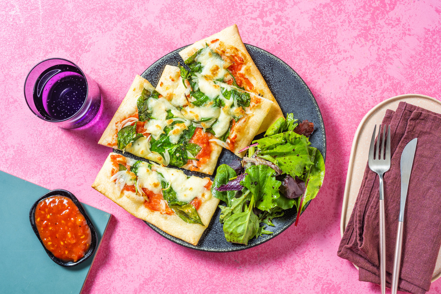 Pizzateig-Pinsa mit Blattspinat & Tomatendip
