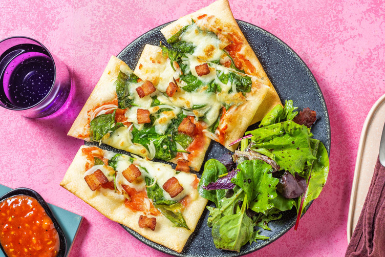 Sauerteig-Pinsa, Bacon und Tomatendip