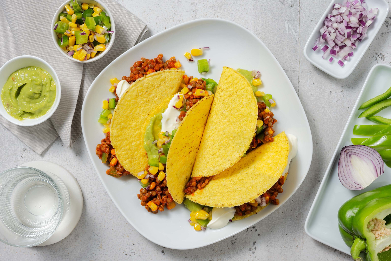 Tacos garnis de chili sin carne & salsa au poivron