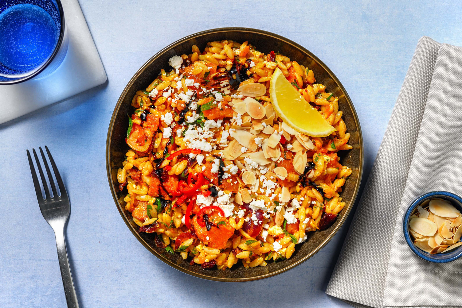 Warmer Orzo-Salat mit Kürbis-Zwiebel-Gemüse