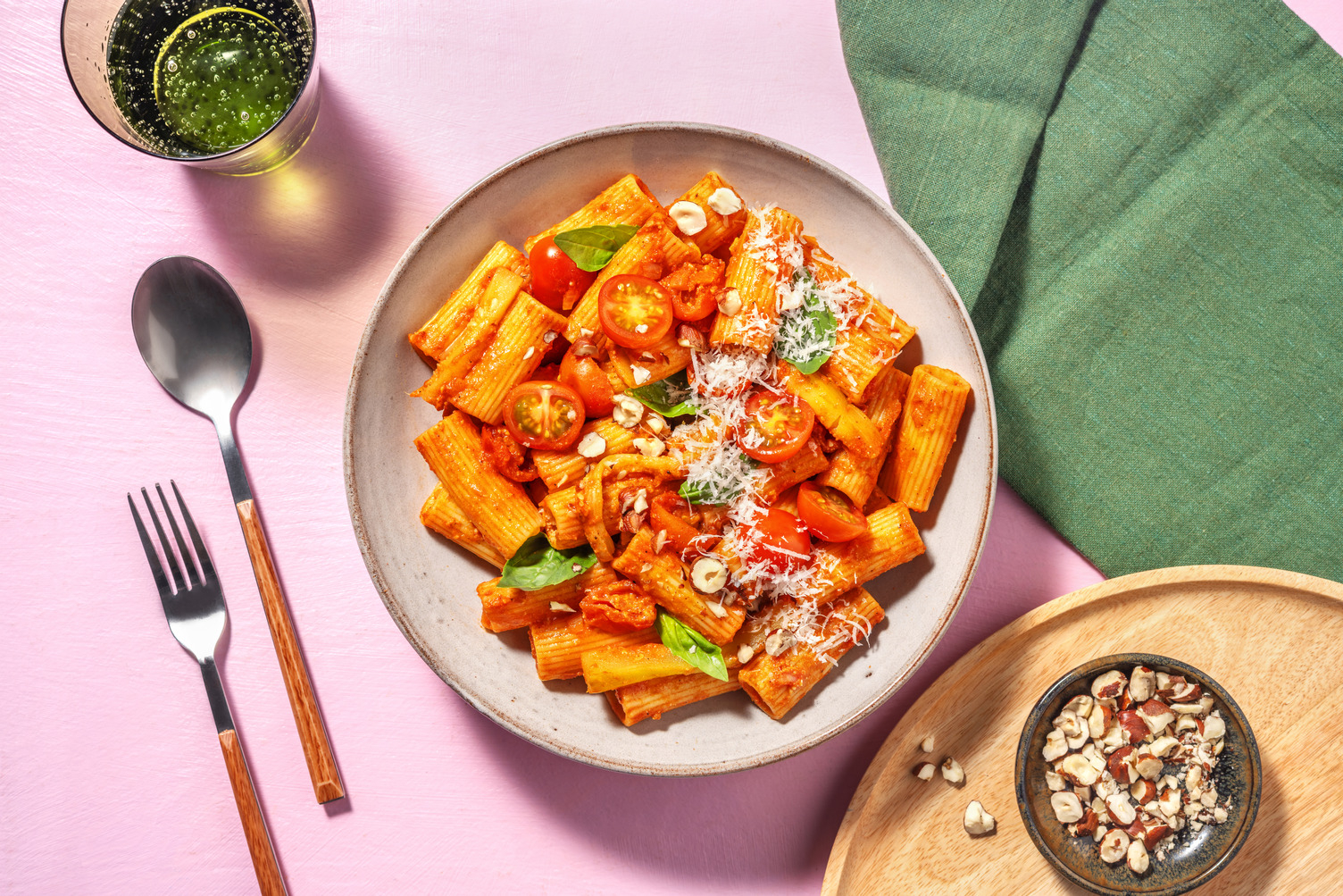 Rigatoni con tomates cherry y avellanas
