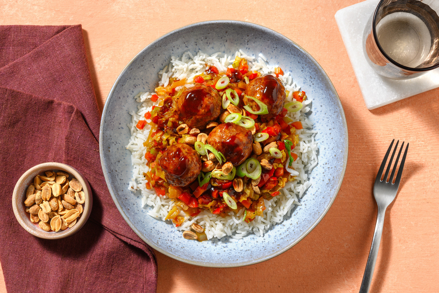 Boulettes de viande en sauce teriyaki et légumes sautés