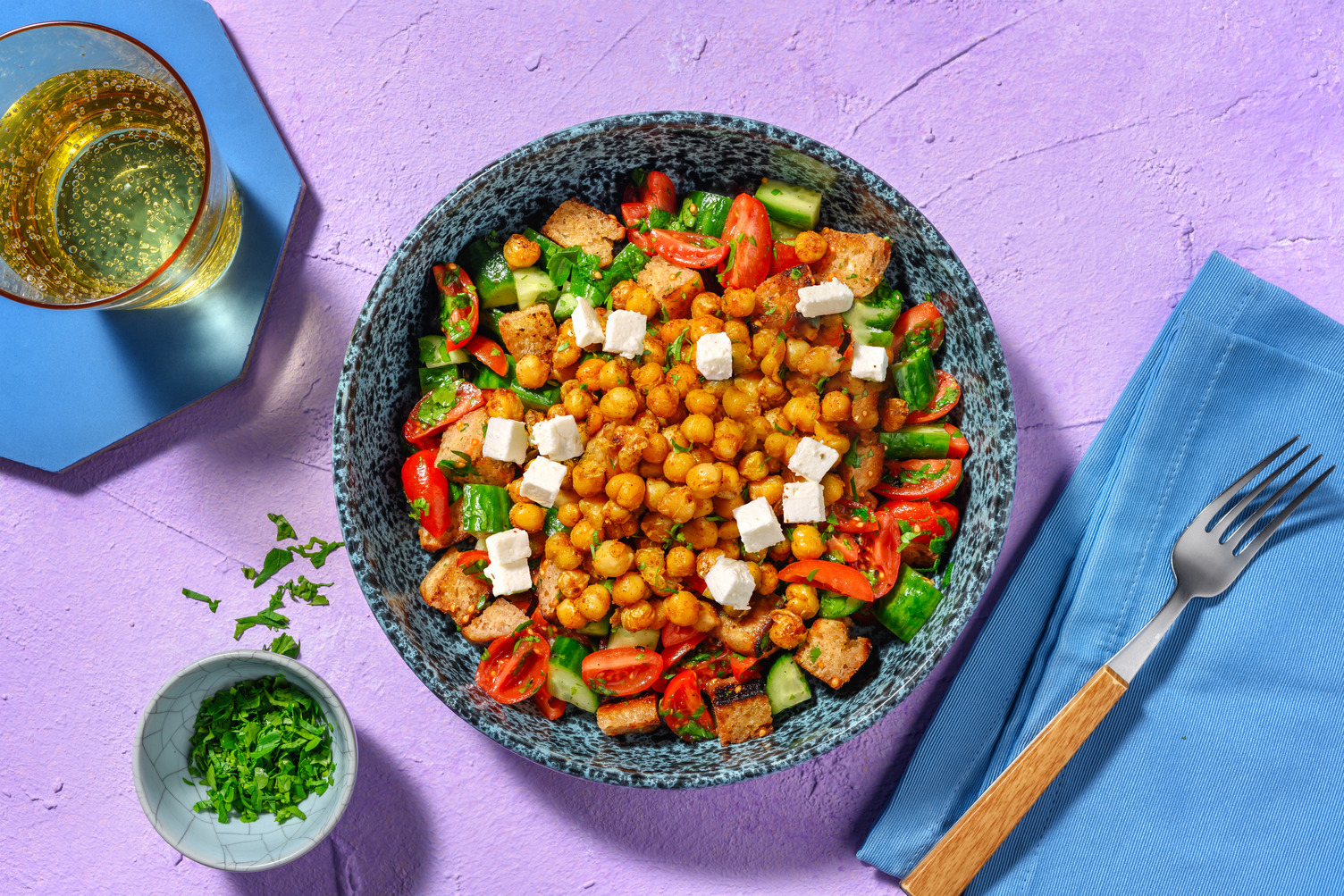 Insalata fattoush di pollo, pomodorini e formaggio greco
