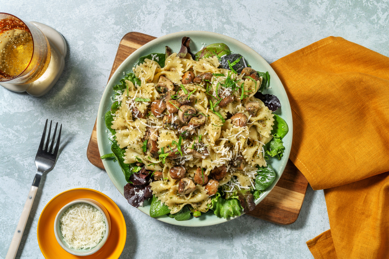 Farfalle con pesto y portobellos