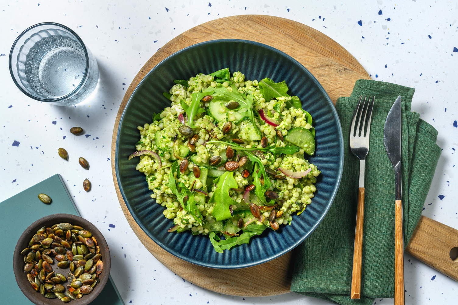 Cuscús en salsa de hierbas con queso griego