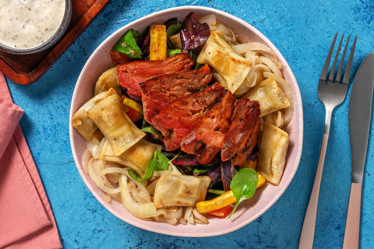 Maultaschen auf Wurzelgemüse-Salat mit extra veganem Steak