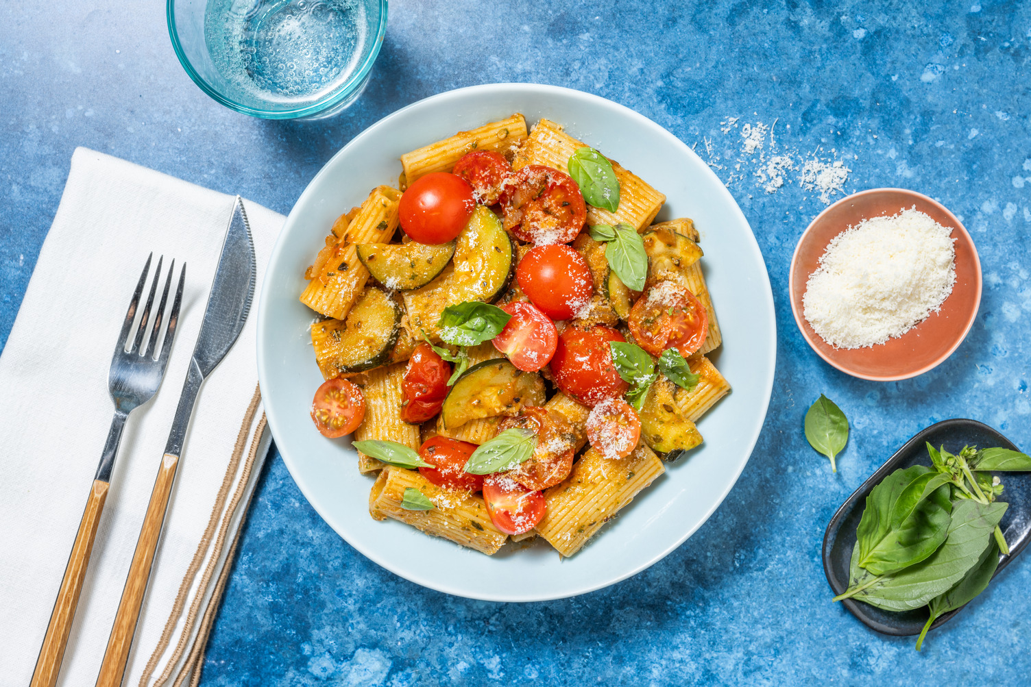 Rigatoni en salsa de cherrys y aceite de albahaca