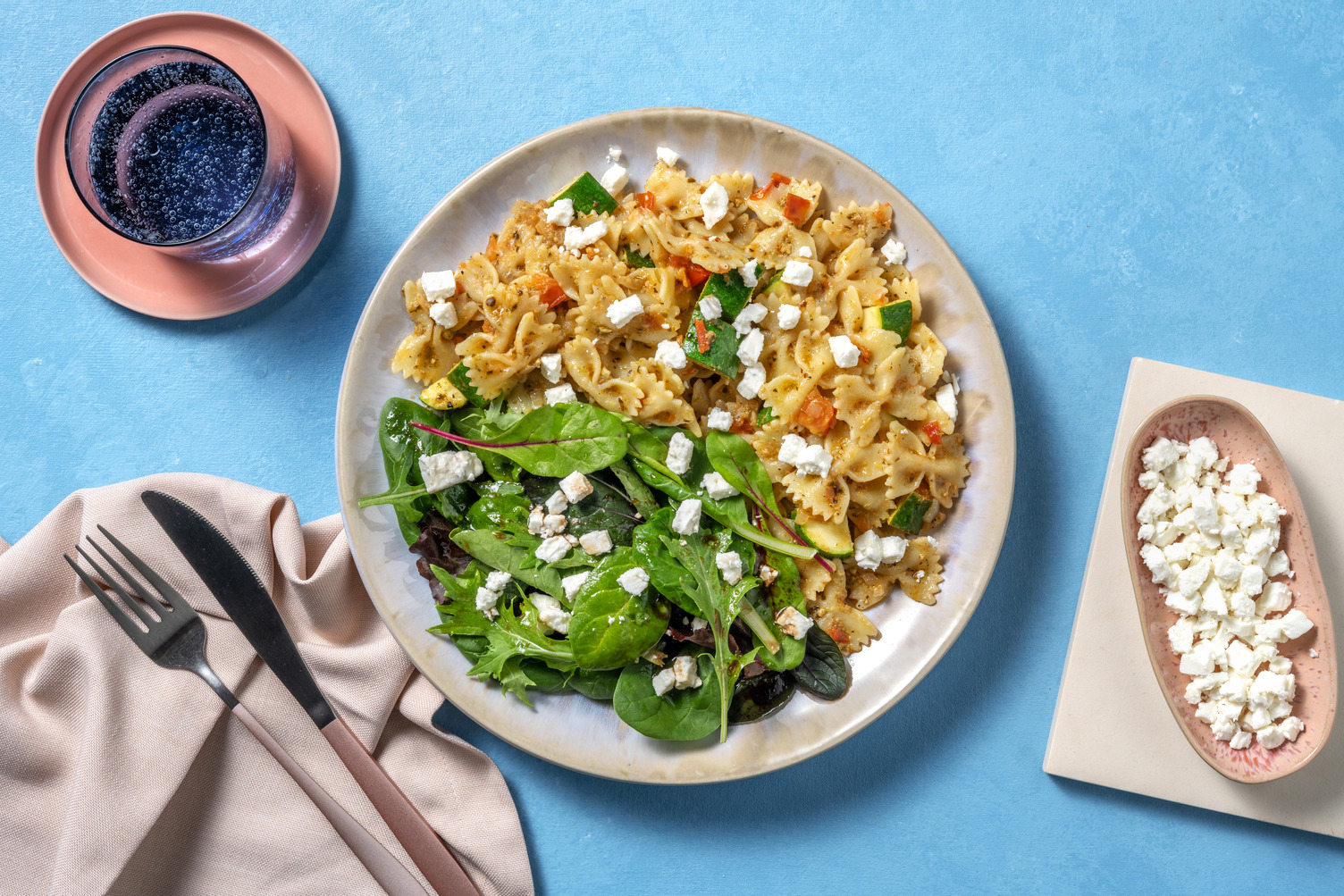 Farfalle al pesto con queso griego