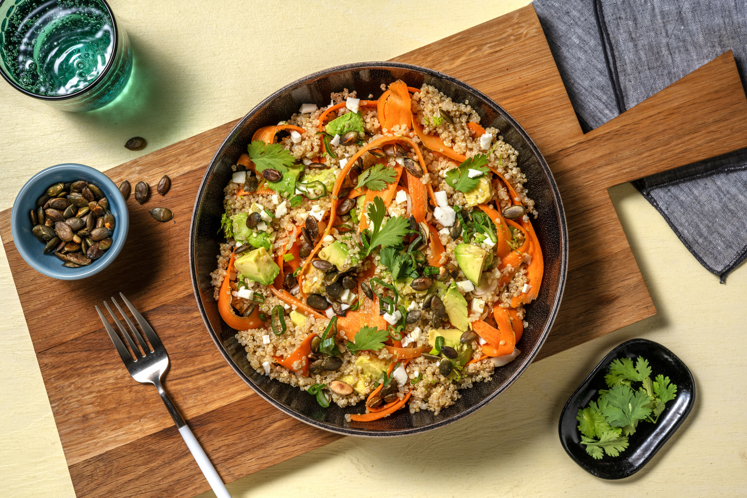 Ensalada de quinoa, aguacate y queso griego