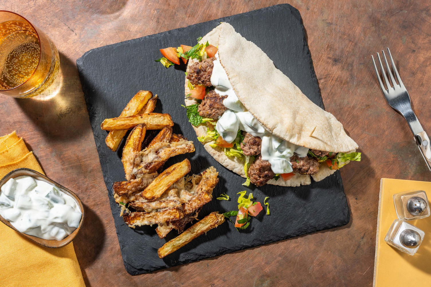 Kofta Gyros mit Zaziki & Hirtenkäse in Fladenbrot