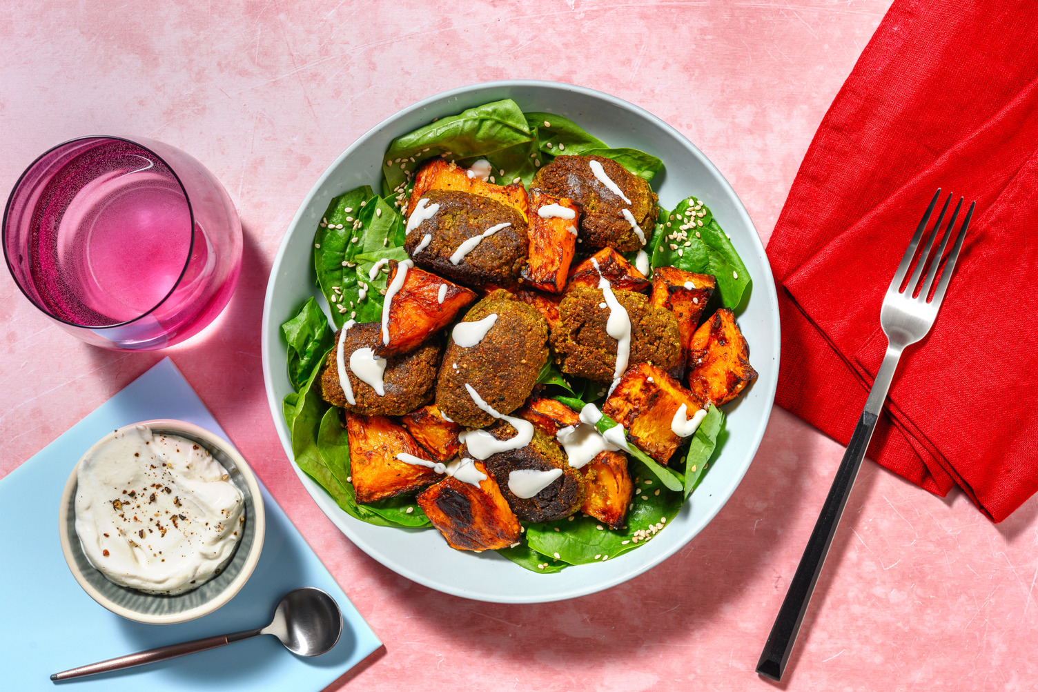 Falafel fritti alla mediorientale e yogurt alla tahina