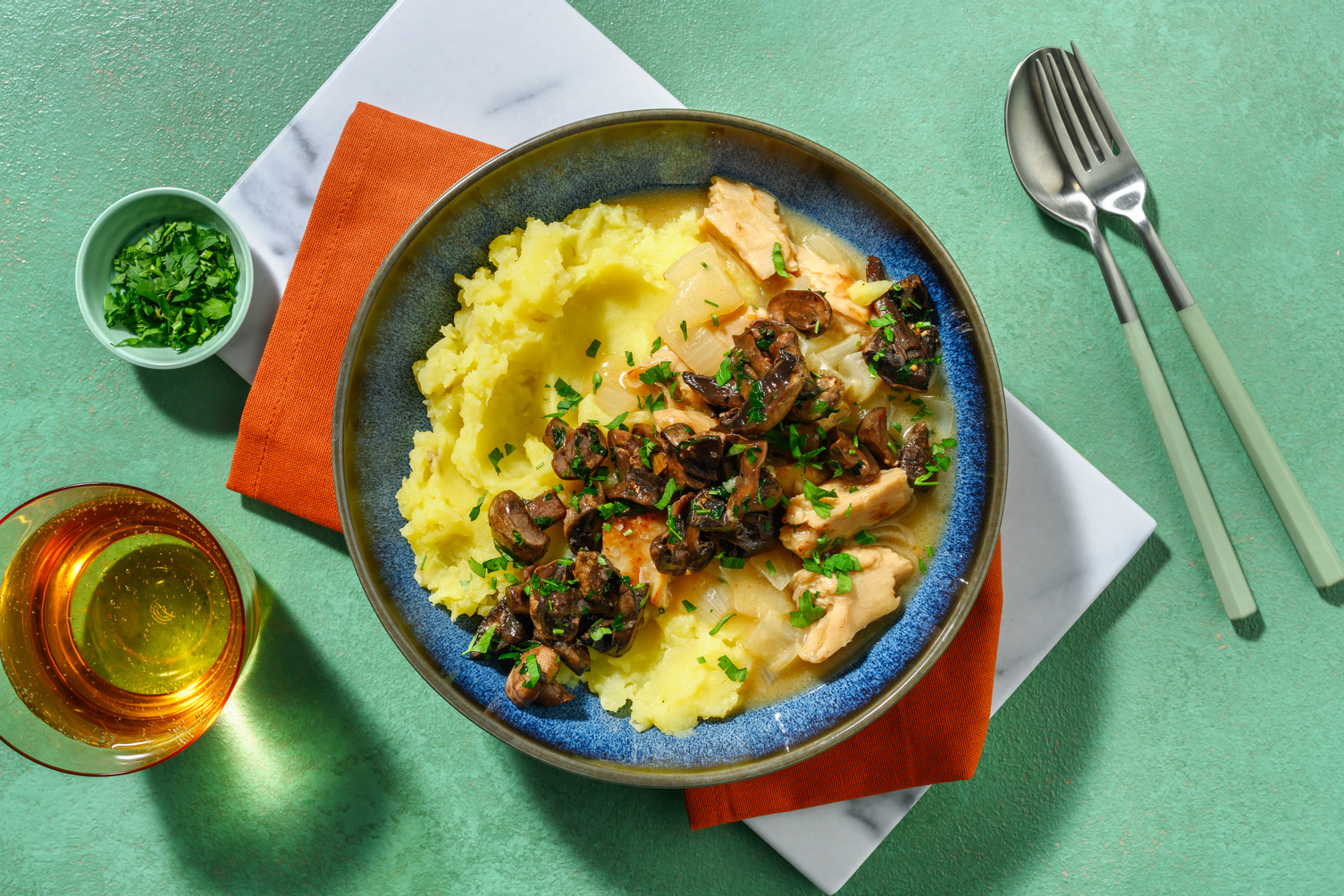 Heura al ajillo con champiñones salteados