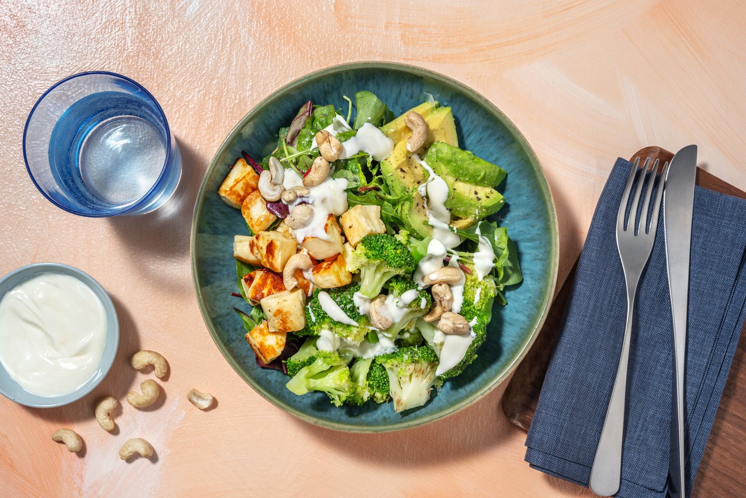 Insalata di formaggio stile Cipro e avocado