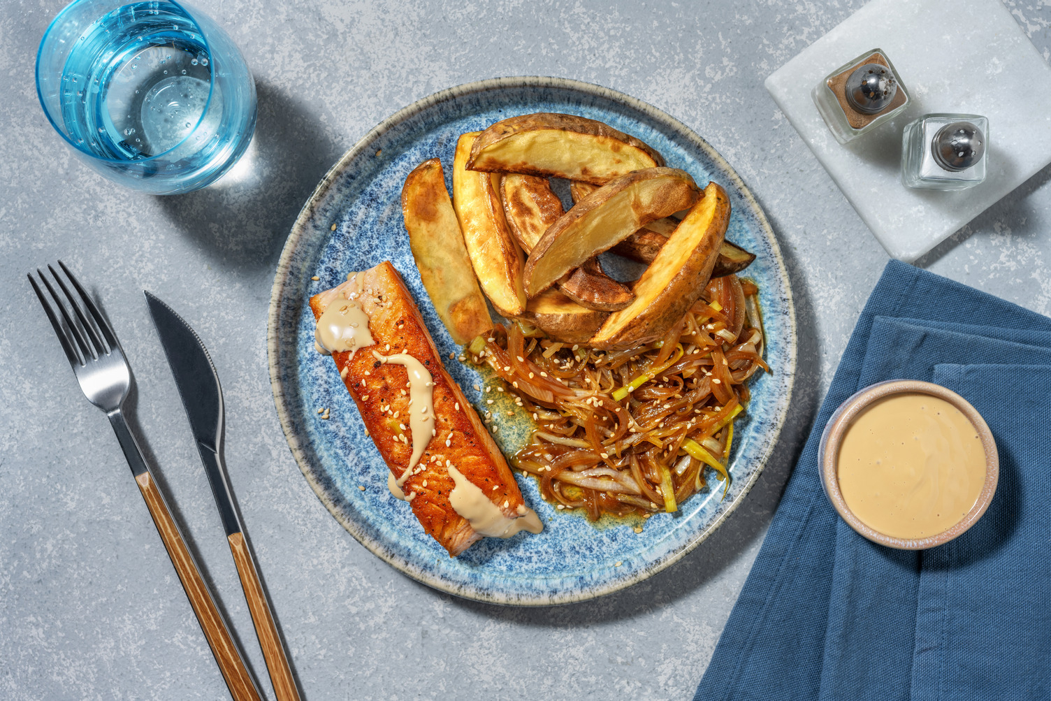 Salmón a la plancha con juliana de puerros